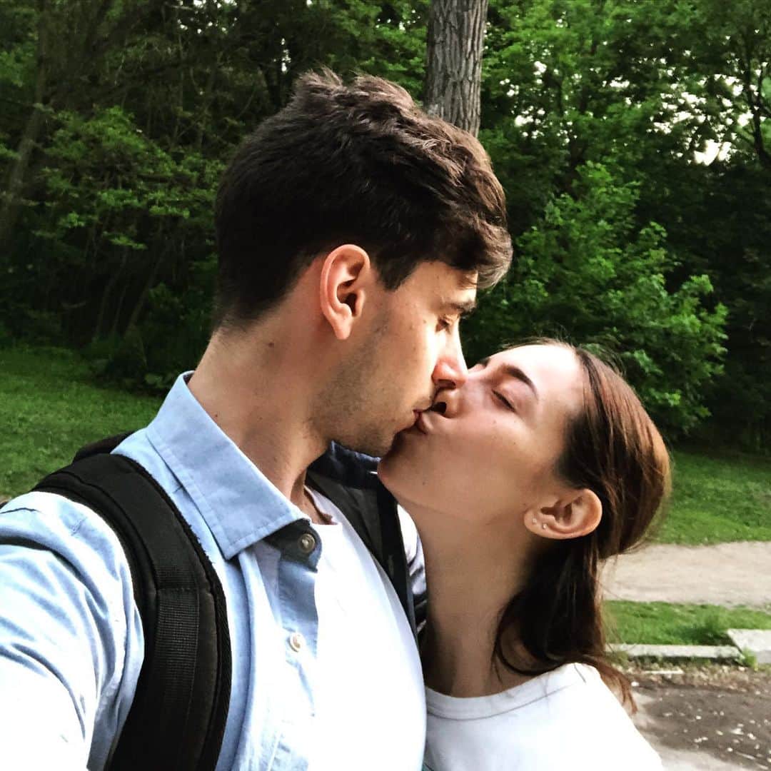 ネッタ・シュライバーのインスタグラム：「So happy to call my best friend my future husband ❤️ we’ve really been through it all and I can’t wait for so many more years with you. 💍」