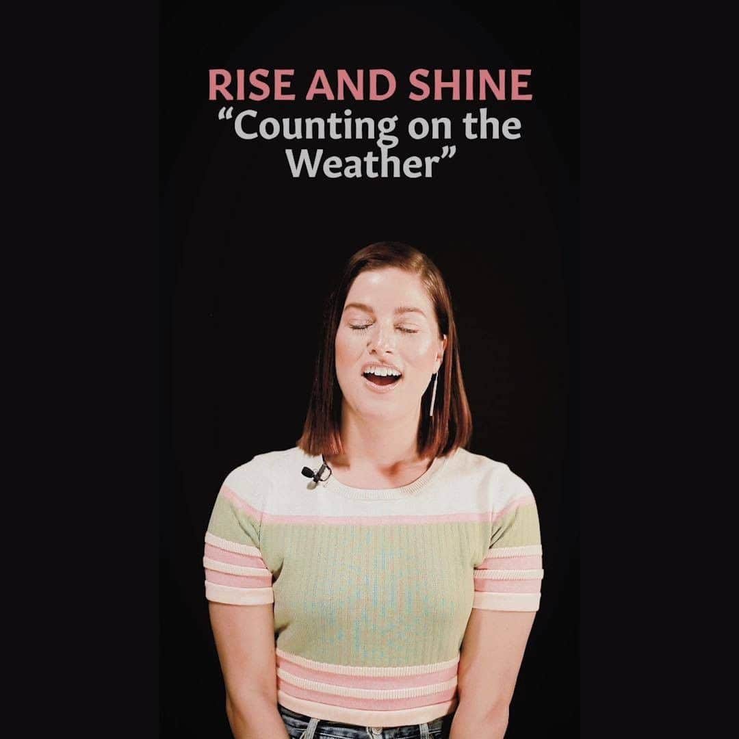 キャサディー・ポープのインスタグラム：「It‘s kind of interesting that I’ve released “Counting on the Weather” during a time where we’re all staying at home quite a bit more. Like the song says, sometimes I hope for stormy weather so I have an excuse to cozy up at home, but the world has really shown us that you don’t need an excuse of bad weather to slow down and hang out at home with your significant other. You can listen to "Counting on the Weather" off of #RiseandShine through the link in my bio!」