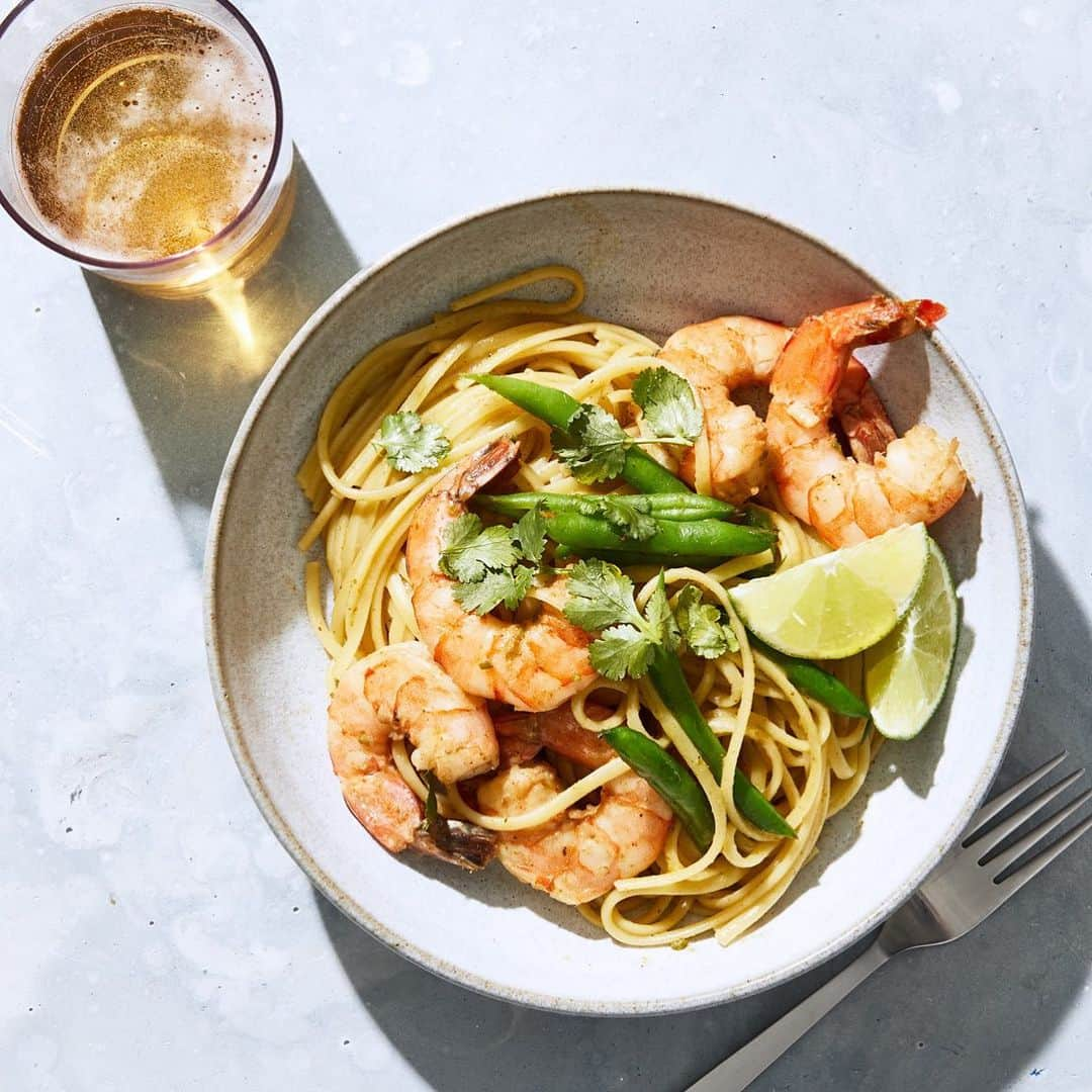 マーサ・スチュワートさんのインスタグラム写真 - (マーサ・スチュワートInstagram)「When you want something different for a weeknight dinner but need to use up pantry staples, try this easy shrimp linguine. Fragrant Thai curry paste and creamy light coconut milk create a silky, complex sauce that coats long strands of pasta, green beans, and shrimp. Top it off with cooling cilantro and a squeeze of lime juice, and you'll be out of your mealtime rut in no time. Grab the full recipe at the link in bio or pick up a copy of our July/August issue on newsstands or online at @magazinedotstore and Apple News+). 📷: @ksears recipe by: @flossylucille food styling by: @lucullanfoods prop styling by: @suzie_myers」7月28日 6時11分 - marthastewart