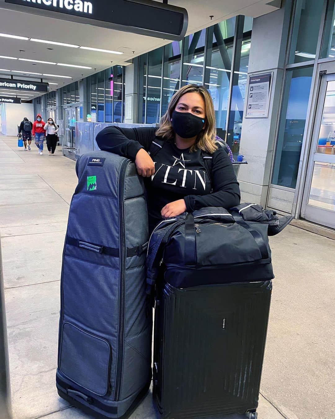 リセット・サラスのインスタグラム：「Lets try this again 2020. A lot of mixed emotions to be honest (anxiousness, nerves) but what else is new? Haha In all seriousness I'm really excited to reunite with my team and get back to what I love ...competing. As the SELENA would say "me siento muy... EXCITED!"   A huge thank you to my team at home, friends and family for being there for me during this quarantine. It wasn't easy and we had to adjust but we're here and ready. Let's do this! 🖤」