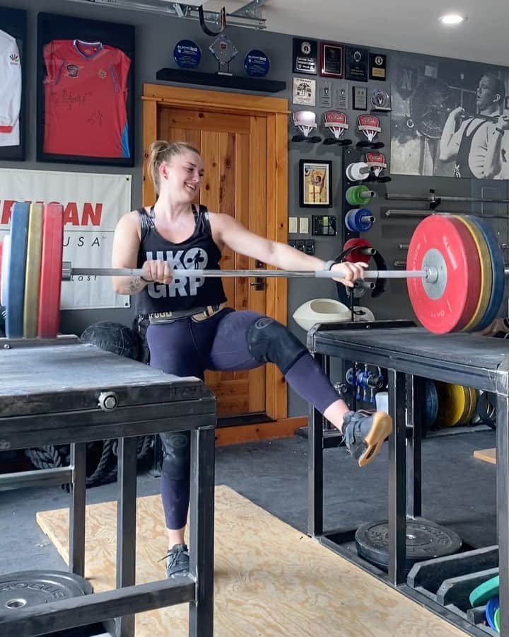 マッティ・ロジャーズのインスタグラム：「@aimees2cents said if I make all my doubles I get to skip squat + jerk in the afternoon session, so OBVIOUSLY I had to make them and then some because who wants to do those (hint: not me). Idk what the afternoon session will bring, but it’s not gonna be squat + jerks 🙃🙃🙃  150kg/145kg/141kg x 2 BW 76.7kg @2poodperformance」