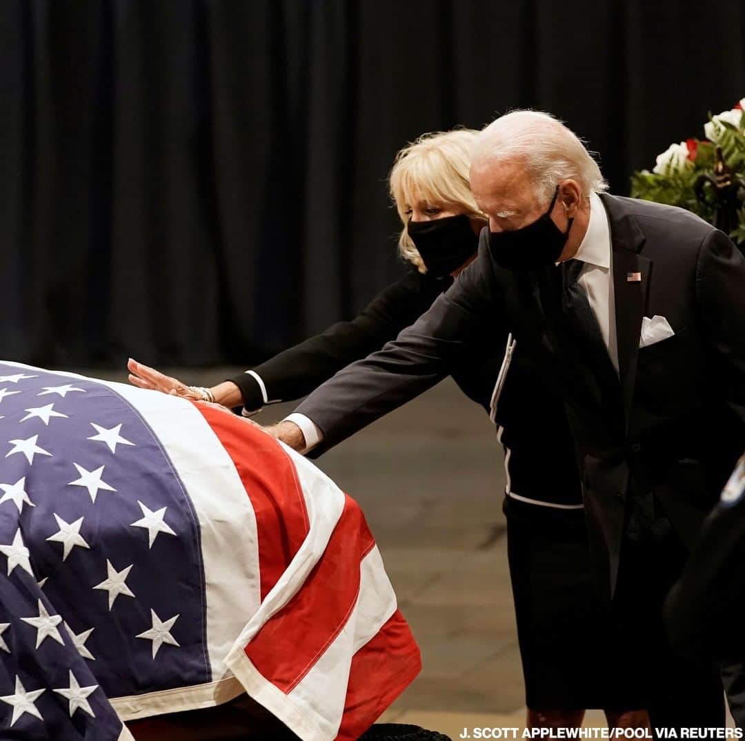 ABC Newsさんのインスタグラム写真 - (ABC NewsInstagram)「Joe and Jill Biden pay their respects to late civil rights icon John Lewis, who is lying in state in the Capitol Rotunda. #johnlewis #civilrights #uscapitol」7月28日 6時54分 - abcnews