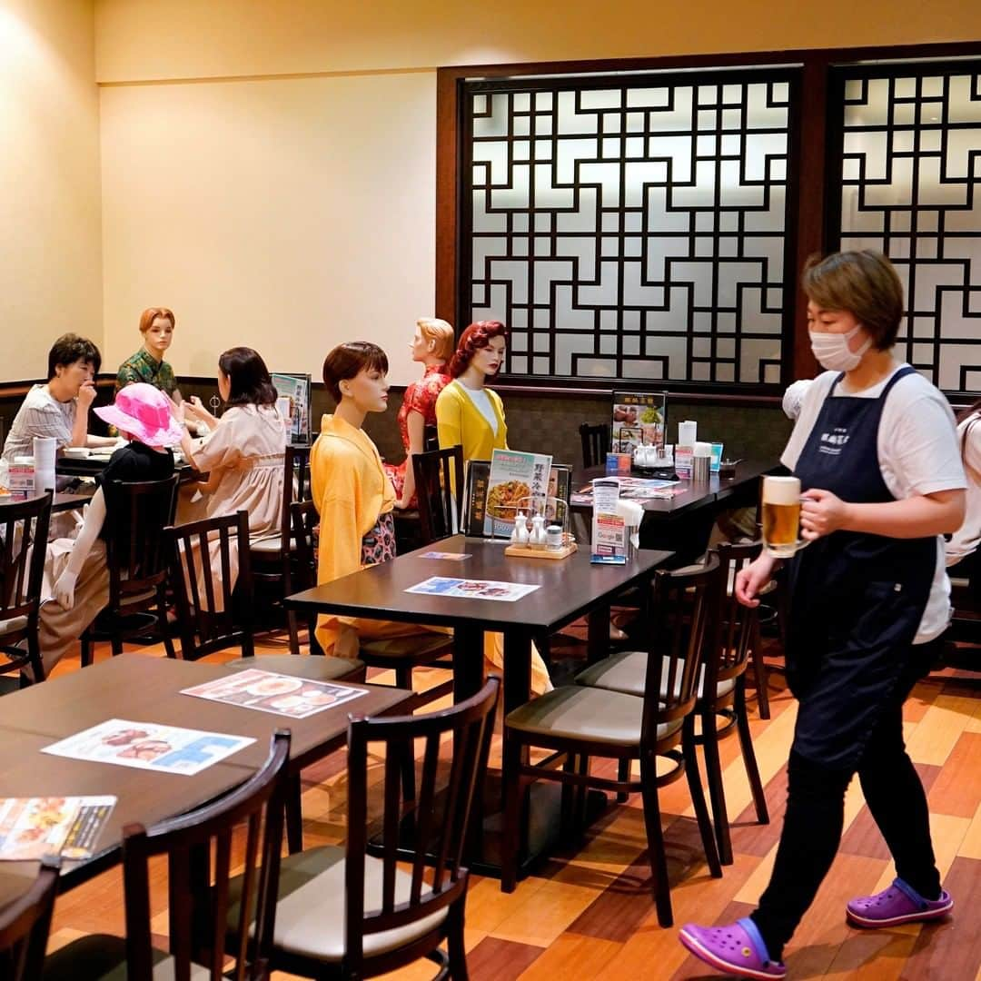 Primer Impactoさんのインスタグラム写真 - (Primer ImpactoInstagram)「Maniquíes en restaurantes para ayudar a respetar el distanciamiento social.  Este negocio en Tokio es uno de los lugares que están implementando esta medida para evitar que las personas se acerquen a otras y así evitar contagios.  ¿Crees que es efectiva esta medida acompañada del uso de mascarillas?  Deja tu opinión en los comentarios 👇🏼.」7月28日 6時49分 - primerimpacto