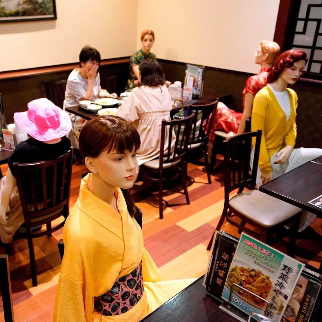 Primer Impactoさんのインスタグラム写真 - (Primer ImpactoInstagram)「Maniquíes en restaurantes para ayudar a respetar el distanciamiento social.  Este negocio en Tokio es uno de los lugares que están implementando esta medida para evitar que las personas se acerquen a otras y así evitar contagios.  ¿Crees que es efectiva esta medida acompañada del uso de mascarillas?  Deja tu opinión en los comentarios 👇🏼.」7月28日 6時49分 - primerimpacto