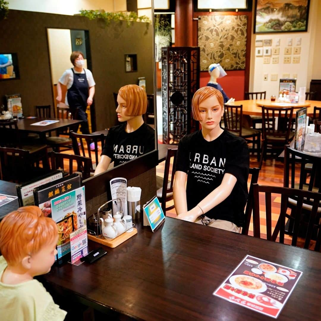 Primer Impactoさんのインスタグラム写真 - (Primer ImpactoInstagram)「Maniquíes en restaurantes para ayudar a respetar el distanciamiento social.  Este negocio en Tokio es uno de los lugares que están implementando esta medida para evitar que las personas se acerquen a otras y así evitar contagios.  ¿Crees que es efectiva esta medida acompañada del uso de mascarillas?  Deja tu opinión en los comentarios 👇🏼.」7月28日 6時49分 - primerimpacto