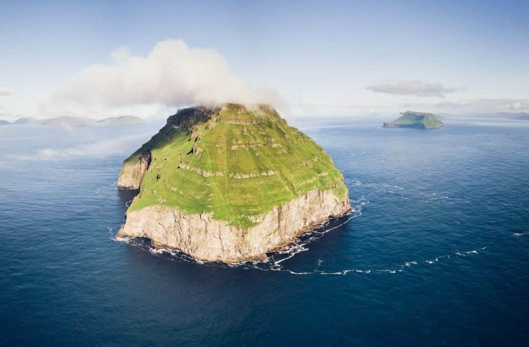 National Geographic Travelさんのインスタグラム写真 - (National Geographic TravelInstagram)「Photo by @MartinEdstrom  Lítla Dímun is the smallest of the main 18 Faroe Islands and the only uninhabited one—unless you count the 300 sheep who live here. I was fortunate enough to go here—as one of the few people who set foot on this island each year—with the Faroese crew who went to shear the sheep in the summer. That's the only time the sheep get company, so it's easy to appreciate why they are now quite shy around humans. This was shot from a drone about 1.3 kilometers away.  Follow @MartinEdstrom for more images and stories from the Faroes and the Nordics. #faroeislands #exploringhome #nordic」7月28日 7時02分 - natgeotravel