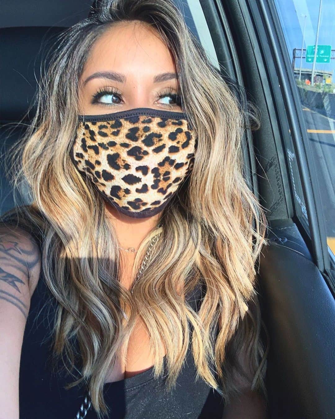 ニコール・ ポリッツィのインスタグラム：「HAIR. 🌟 thank you booboo’s @bradleystylenyc @lulustylesnyc」