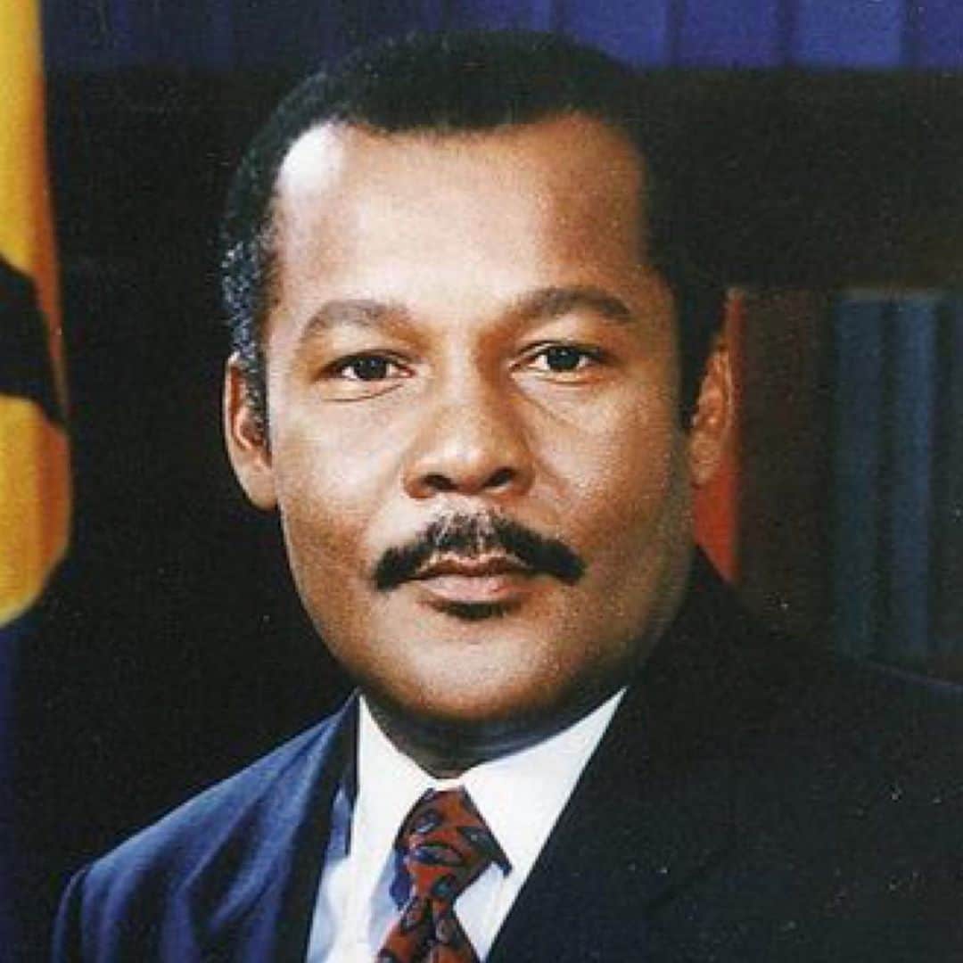 リアーナのインスタグラム：「Today Barbados lost one of our greatest leaders, the Honorable Mr. Owen S. Arthur! A true hero! My thoughts are with his family and the entire nation of Barbados! Rest In Paradise! 🇧🇧🇧🇧🇧🇧」