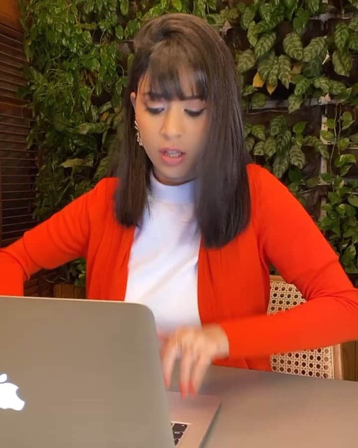 Gabriela Salesのインスタグラム：「Só compras aleatorias sim. E, se reclamar, vou comprar um Tamagochi 🗣🗣🗣」
