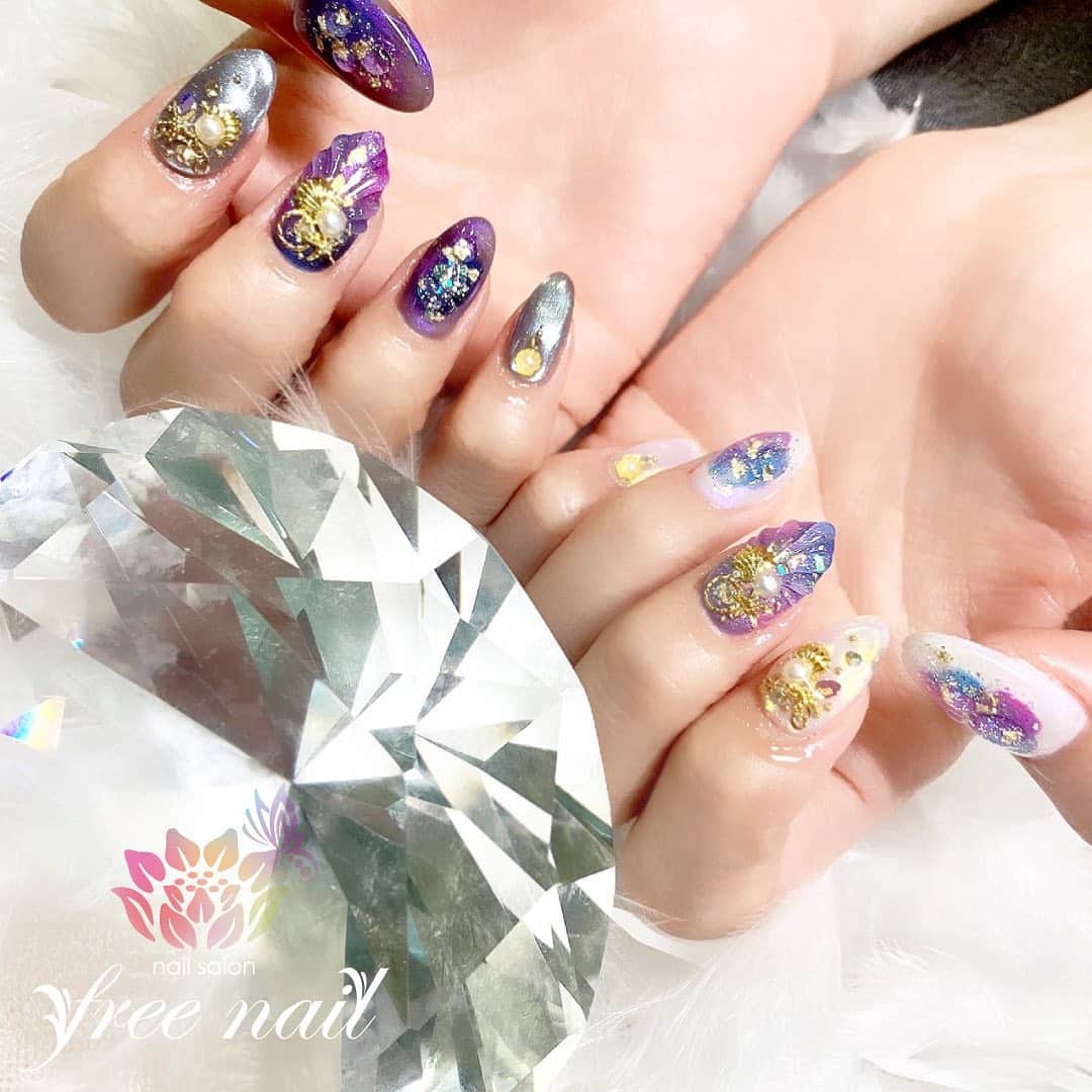 free nail フリーネイルのインスタグラム：「. お客様ネイル💅🏻🍍 . サマートレンドネイル🐠🏝 . 人魚の鱗アシメ🧜🏻‍♀️🧜🏻✨ . ご来店ありがとうございました🙇🏻‍♀️🙇🏻‍♀️🙇🏻‍♀️💗 . #ネイルアート #ジェルネイル #ネイルサロン #大阪ネイルサロン #ネイルデザイン #ネイルチェンジ #アシメネイル #アシンメトリーネイル #人魚の鱗ネイル #ミラーネイル #パープルネイル #ホワイトネイル #シンプルネイル #大人ネイル #デザインネイル #トレンドネイル #サマーネイル #夏ネイル #summernails #nailsart #nailsdid #美甲 #日式美甲 #日式美甲胶 #日本美甲师 #日本美甲老师 #美甲上课 #日本胶 #フリーネイル #freenail」
