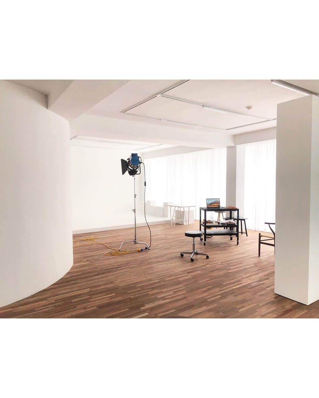가로수길 , Seoulのインスタグラム：「New Studio 📸📸 안녕하세요 포토 제이림 입니다 😆 . 2년전 스튜디오가 너무 하고 싶어 동생 성준이랑 아주 작게 논현동에 제이앤제이 스튜디오를 오픈하고 파티도 하고 그랬던 기억이 생생한데  아주 소름돋게  2년이라는 시간이 빠르게 흘렀고..  . 좁디 좁은 공간을 벗어나 새롭게 @studio_gute 스튜디오 구트로 시작 합니다.  . . 아직 집기류가 다 들어오지 않아서 사진을 대충 폰으로 찍었는데 스튜디오 진짜 이쁩니다. . 라운드 벽도 있고 이동식 가벽도 있고 요즘은 맨날 비가와 흐린날에도 불구하고 채광도 끝내주고 걍 좋습니다. . 강남 최고의 자연광 스튜디오가 되보려 합니다 . 많이 놀러도 와주시고 많이 렌탈도 와주시고 많이 응원해 주세요😆 . 학동역 2분거리 논현동 37-2 5층  개방감이 아주 훌륭해서 가슴이 뻥 뚫리는 기분을 느낄수 있습니다 😆 . 현재 홈페이지 새롭게 준비중이라 모든 예약은 DM으로만 받고 있습니다 편하게 문의 해주세요 🔥🤗🙏🏻😆 . 감사합니다 @studio_gute」