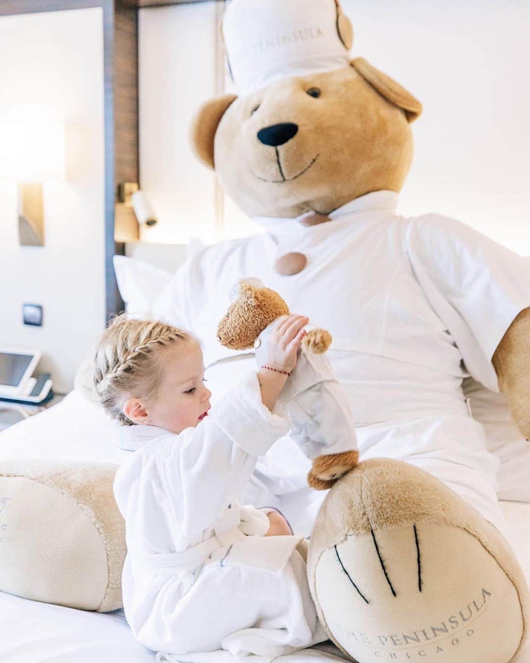 The Peninsula Hotelsさんのインスタグラム写真 - (The Peninsula HotelsInstagram)「At @thepeninsulachi, creating special moments your little ones will cherish for a lifetime is our goal. Mini and larger-than-life plush toys certainly help the cause. #penfamilies⁣ ⁣ ⁣ ⁣ ⁣ ⁣ ⁣ #peninsulahotels #luxuryhotelexperience #luxuryexperience #fivestarservice #fivestarhotel #peninsulastay #chicago」7月28日 7時43分 - peninsulahotels