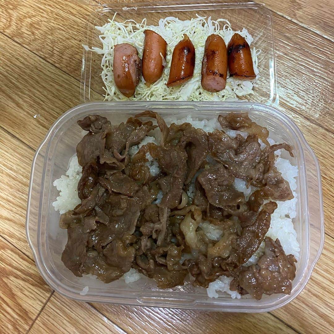小田幸平のインスタグラム：「今日は今治で香川オリーブガイナーズとダブルヘッダー⚾️なので5時30分起きで弁当🍱作り。高級な牛肉を頂いたので今日は焼肉弁当からのキャベツ、ウインナー。ちなみに焼肉弁当の味つけはプルコギ専用のタレ。#愛媛マンダリンパイレーツ#中日ドラゴンズ#読売ジャイアンツ#香川オリーブガイナーズ#今治球場#焼肉弁当🍱#キャベツ#ウインナー#はげch」
