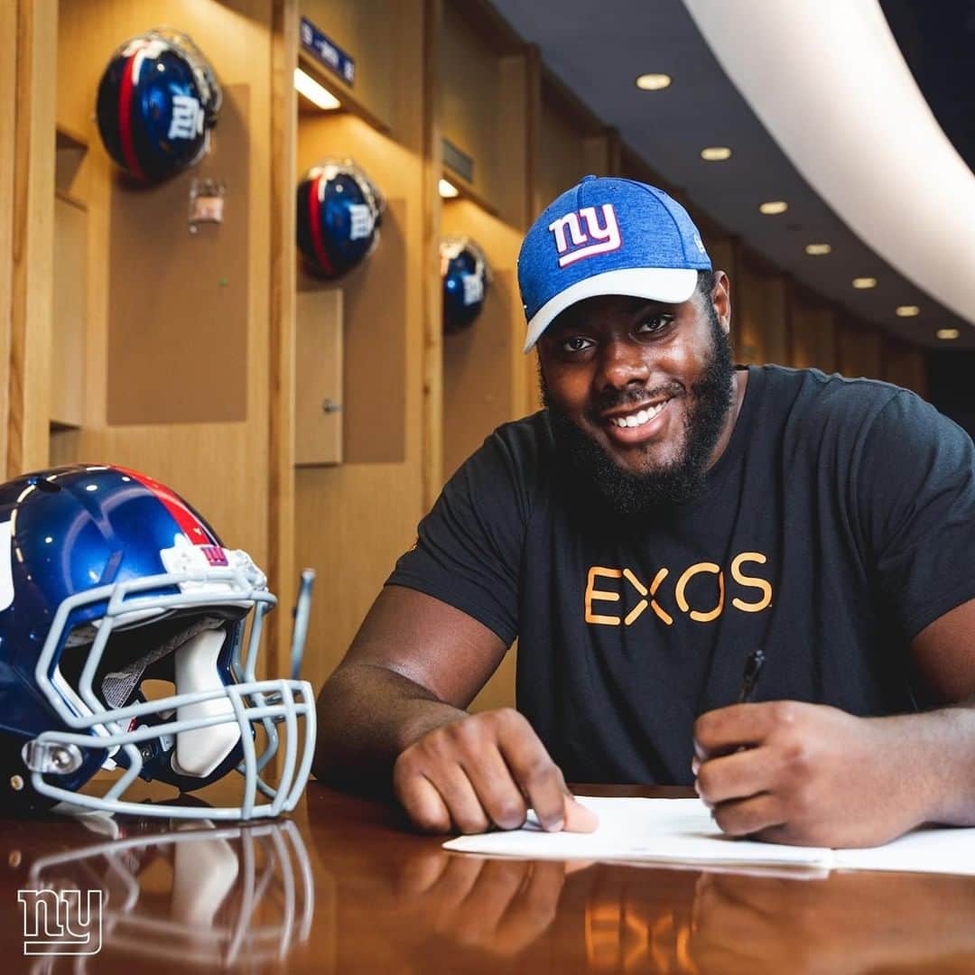 New York Giantsさんのインスタグラム写真 - (New York GiantsInstagram)「Officially official ✍️🎉 ⁣ The draftees have signed their contracts!」7月28日 7時50分 - nygiants