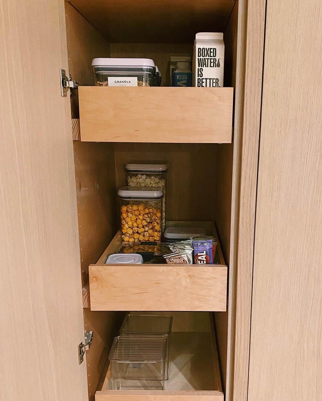 JEN ATKINさんのインスタグラム写真 - (JEN ATKINInstagram)「Donated the carbs / sugar snacks in our fridge & pantry and ... here’s what’s left 🥴 any low carb recipe accounts i need to follow?? (The popcorn x @croftandkingsley cookies leftover are for kids who come for backyard hangs I swear)」7月28日 7時50分 - jenatkinhair