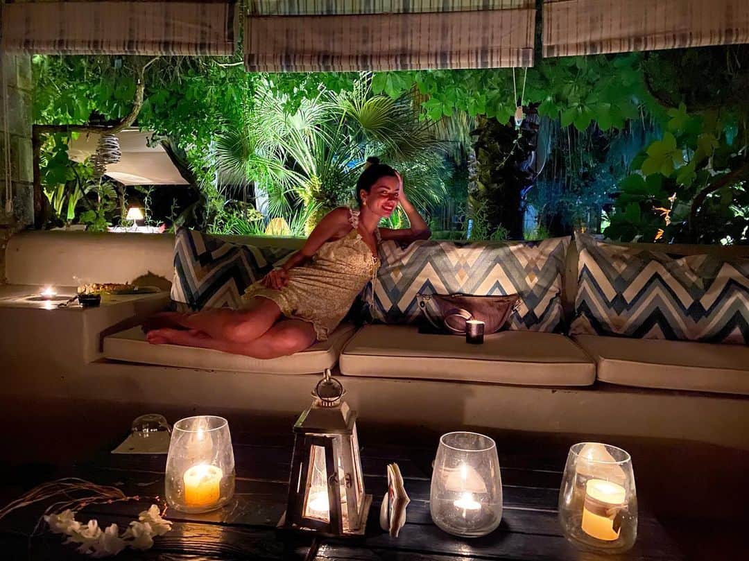 Merve Boluğurのインスタグラム：「Romance🌠」