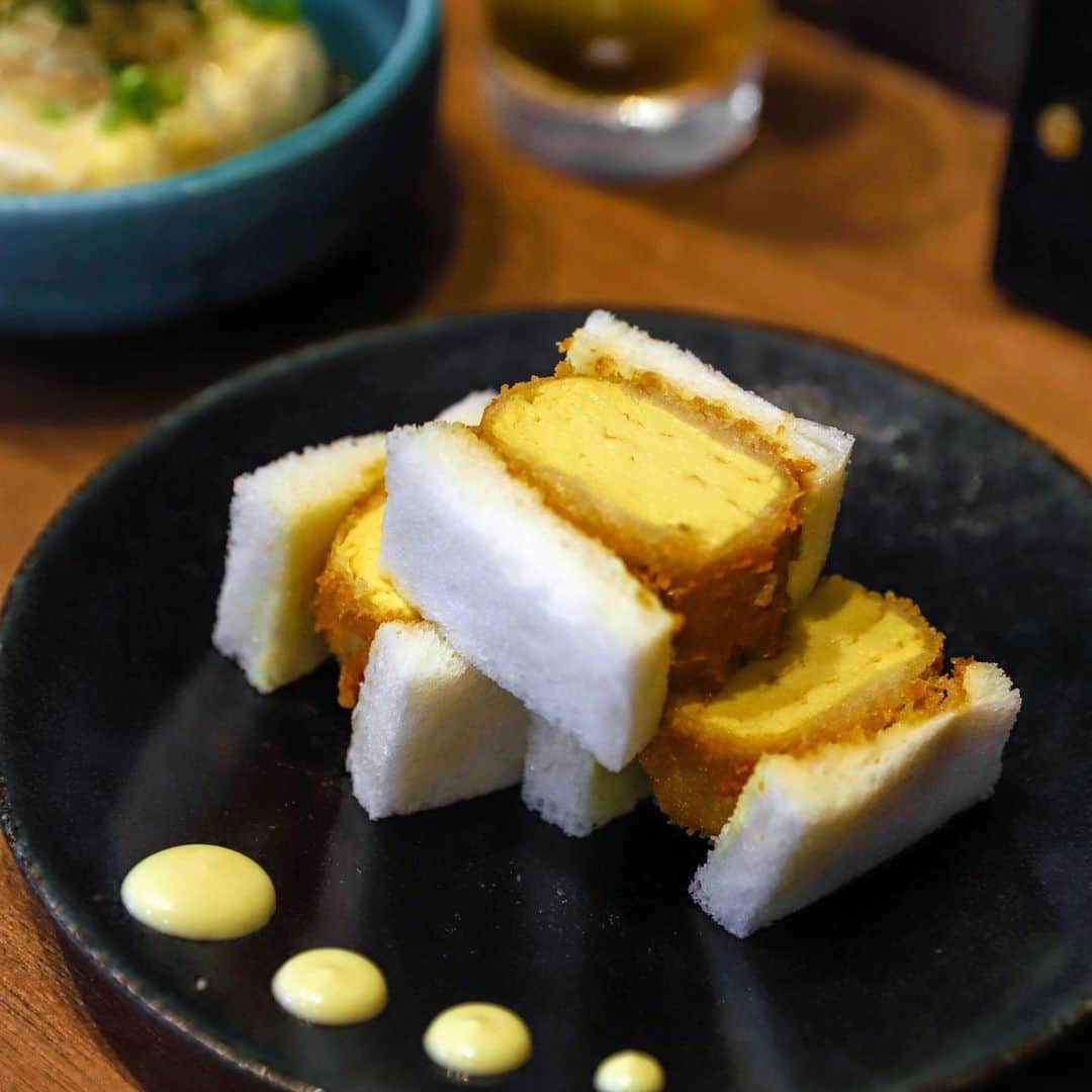 のインスタグラム：「.  .  創作和食WATANABE  @watanabe.miyakojima  あの名物サンドを 世に生み出した創作和食屋 @watanabe.miyakojima が 京阪モールKiKiにお引越し👏  こちらの "だし巻き揚げサンド"、 テイクアウトでは かれこれ5回ほど食べた気がするけど、 イートインははじめて。  一口目から 旨味がぼんっ！  グランドオープンは 8月1日(土)〜🤤  #創作和食WATANABE  #sandwich#osaka#試食会」