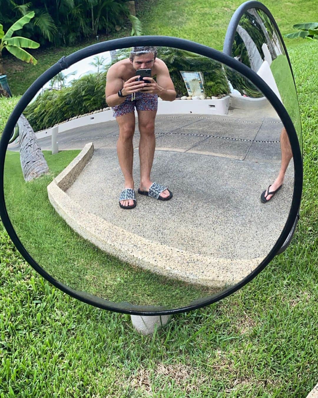 ゼッドのインスタグラム：「I guess I shouldn’t have skipped leg day 🤓」