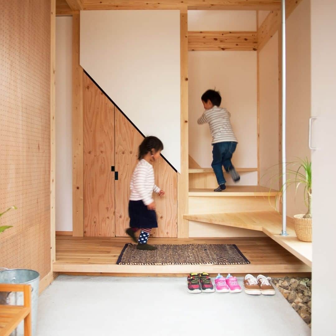田中工務店／大阪／木の家さんのインスタグラム写真 - (田中工務店／大阪／木の家Instagram)「. モデルハウスの階段。 子どもは階段も遊び場にしてしまう。 . 暮らしのアイデア・写真は👇🏻のタグからどうぞ @tanaka.komuten #tanakakomuten_modelhouse  #tanakakomuten_genkan  . ----------------------------- 家を建てること、それはいい時間を手に入れることを。 @tanaka.komuten は大切な人との豊かな時間という価値を、設計士とつくる木の家づくりを通して、お客様に届けることを目的としている大阪北摂・吹田市にある工務店です。 この価値観と合う方はぜひフォローください🤲🏻✨ . #子どもとの時間 #階段 #玄関 #玄関土間 #土間 #インドアグリーン #グリーンのある暮らし #観葉植物のある暮らし #植物のある暮らし #暮らしを楽しむ #シンプルな暮らし #インテリア雑貨 #注文住宅大阪 #注文住宅 #北摂 #吹田市 #豊中市 #箕面市 #池田市 #茨木市」7月28日 8時00分 - tanaka.komuten
