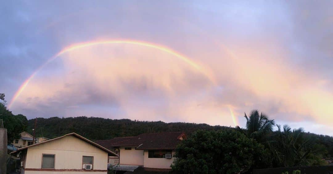 Honolulu Myohoji Missionさんのインスタグラム写真 - (Honolulu Myohoji MissionInstagram)「🌈 Aloha from Honolulu!  We are so glad to know that hurricane didn’t hit islands. This photo is from last evening, around sunset time. Have you seen a rainbow with sunset!? 🌈 What a pretty gift from the sky! 🌄  * * * #ハワイ #ハワイ好きな人と繋がりたい  #ハワイだいすき #ハワイ好き #ハワイに恋して #ハワイ大好き #ハワイ生活 #ハワイ行きたい #ハワイ暮らし #オアフ島 #ホノルル妙法寺　#思い出#meditation #瞑想 #honolulumyohoji #honolulumyohojimission #御朱印女子 #開運 #穴場 #パワースポット #hawaii #hawaiilife #hawaiian #luckywelivehawaii #hawaiiliving #hawaiistyle #hawaiivacation」7月28日 8時01分 - honolulumyohoji