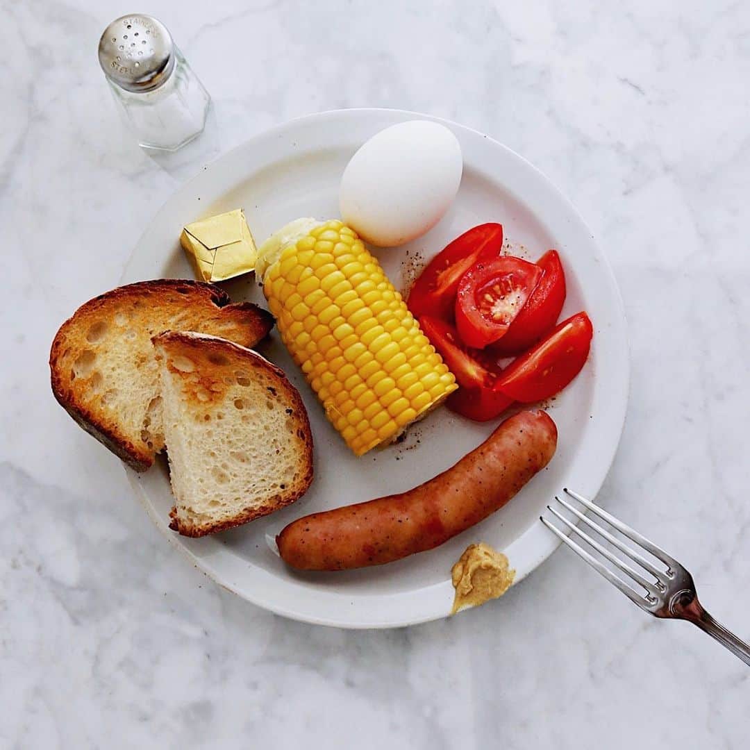 樋口正樹さんのインスタグラム写真 - (樋口正樹Instagram)「Today's breakfast . 朝食は簡単に パンとバター、 とうもろこし、 トマトサラダ、 ソーセージと、 固茹でたまご。 . ワンプレート、 顔の抽象画に なりがちです。 . . #朝食 #朝ごはん #パンとバター #とうもろこし #ソーセージ #トマト #ゆでたまご #ワンプレートごはん #ワンプレート朝食 #breakfast」7月28日 8時08分 - higuccini