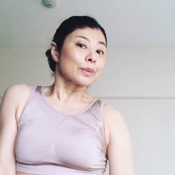 間々田佳子のインスタグラム：「老けないポイントは 顔が停滞しないように満遍なくしっかり動かすこと👍✌️  今朝は鏡で顔を確認するつもりが いつの間にか 新しいエクササイズ作りに夢中になっていました😂 顔と首回りがスッキリ 近々講座に追加しよう！ お楽しみに❣️  こんなことばかりしているから 事務作業が滞る😱😱😱 両方バランス良くが 大事ですね  #間々田佳子 #表情筋研究家 #老けないコツ研究 #停滞はたるみシワを生む #コアフェイストレーニング #老け顔改善」