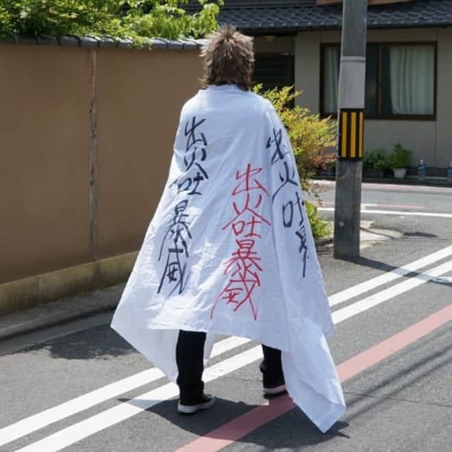 のインスタグラム：「山本寛斎さんあるある…どの写真も満面の笑顔がち♪ カッコよすぎる生き様、経歴、そして名前！ 心からご冥福をお祈りします。  写真は2016年の「ヤナギブソン　ＲＧと京都デヴィット・ボウイゆかりの地を訪ねるバスツアー」にて参加者の方が作ってきてくれたあの衣装！」