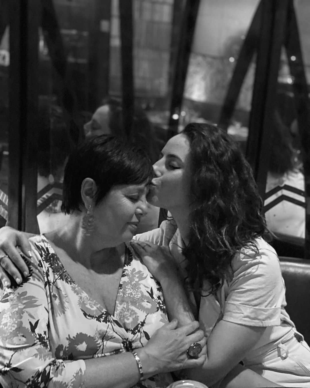 カヤ・スコデラリオのインスタグラム：「Challenge accepted... #womensupportingwomen Mama & me 🖤🤍 I nominate @paige167h @hannahnash_x」