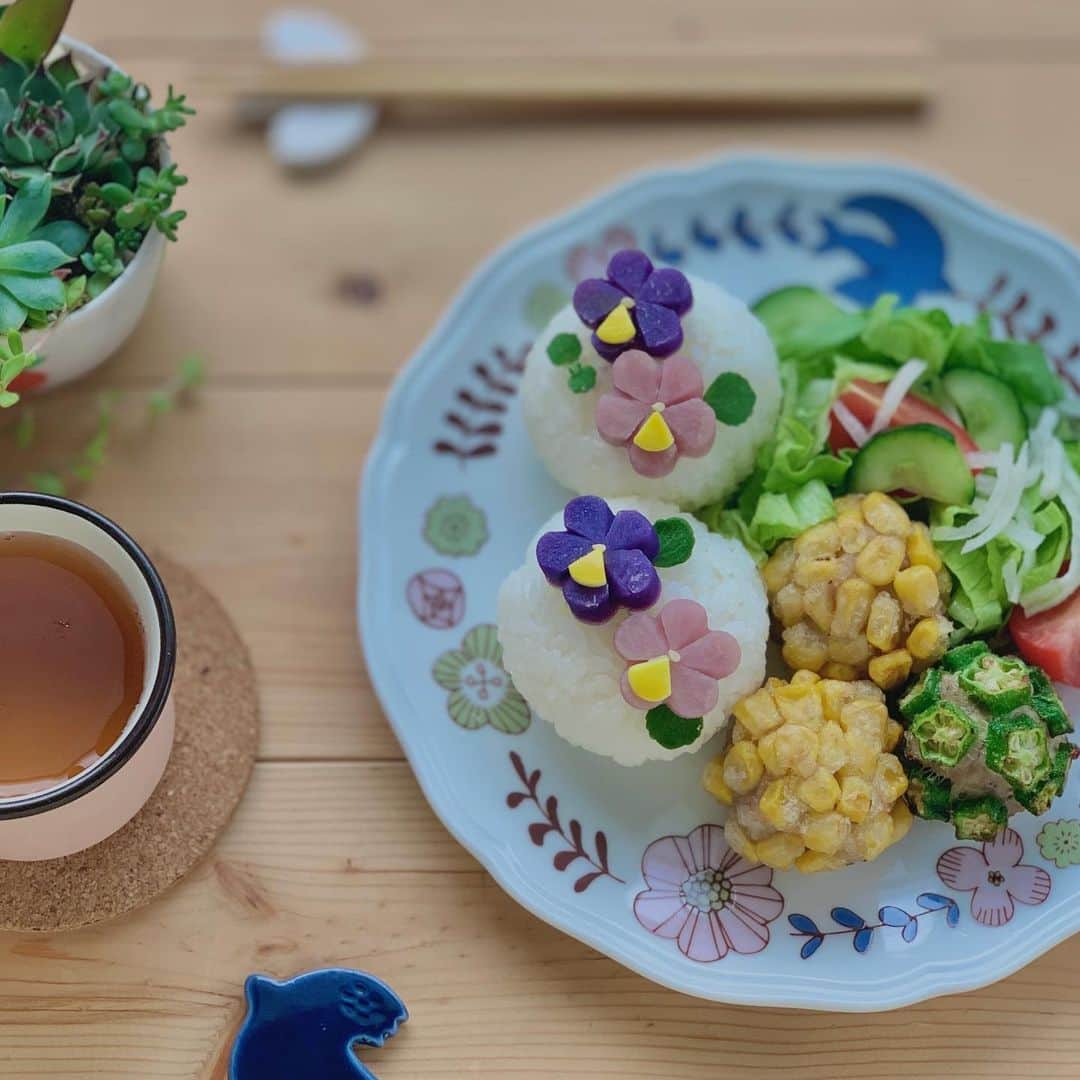maki ogawaさんのインスタグラム写真 - (maki ogawaInstagram)「@harekutani  のお皿に合わせて、 すみれのお花のおにぎりを。  お花は #ノーザンルビー  と #シャドークイーン  のじゃがいもで作りました。  野菜揚げシュウマイを2種類。 コーンとオクラ。  豚ひき肉と刻んだ長ネギを合わせて 果粒の鶏がらスープと 醤油少々、塩胡椒、 片栗粉を合わせた 肉だねに 片栗粉をまぶしたゴーン、オクラを まぶして (コーンですね💧間違えたけど開き直り🤣) (肉だねに野菜がしっかり張り付きます) 再度片栗を振って (外側がカリカリに揚がります) 揚げるだけ。  なのですが、 オクラは焦げやすく、 縮むので却下です。 枝豆にしたらよかった😅😅  野菜シュウマイの衣は 焦げにくいものならなんでもよいと思います。  椎茸やエリンギなんかも おもしろいんじゃないかと思います✨✨  ➕➕➕➕➕➕➕➕➕➕➕ 19.2cmの #ハレクタニ のお皿、昨日はケーキに 今日はランチに、と使ってみました。  20cmのお皿、 かつ、 和洋折衷柄なので、 用途を問わずいろいろに使えます。 パンにもご飯にもスイーツにも 使えるのが嬉しい✨✨  #陶らいふ #PR #おにぎり #お昼ご飯 #お昼ご飯記録 #かわいいうつわ #ランチ #ランチプレート #japanesecuisine #japanesefood #onigiri #riceballs #edibleart #cutefood #kawaiifoods #foodstagram #lunch #Japanese_food #japanfood #yummy #料理好きな人と繋がりたい #ママリクッキング #レシピブログ #フーディーテーブル #フーディスト #おうちごはんlover #ouchigohanlover  http://www.facebook.com/cuteobento」7月28日 8時15分 - cuteobento