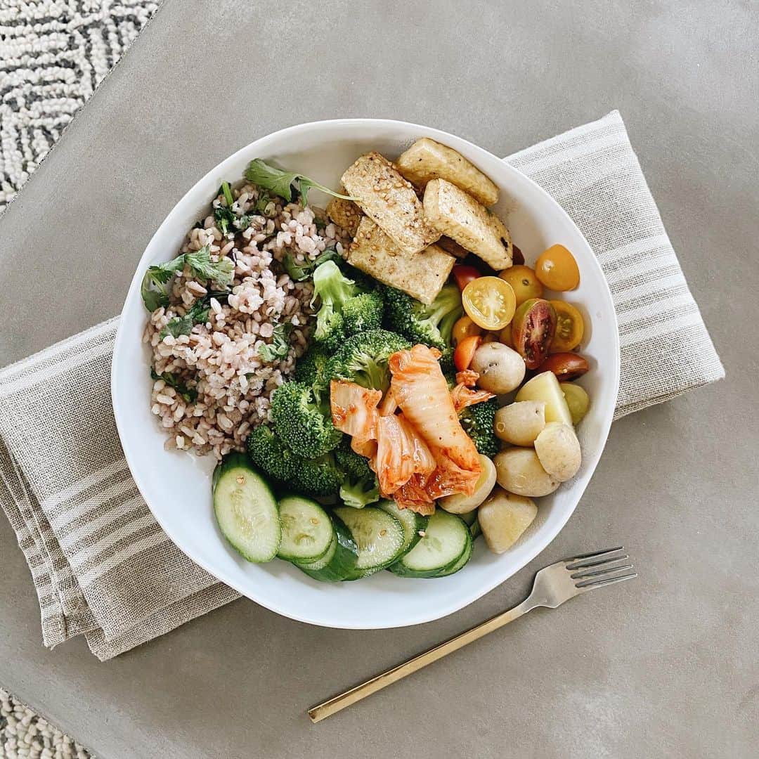Jenn Imさんのインスタグラム写真 - (Jenn ImInstagram)「My lunch was inspired by my love @ryupure 🤍 Inside the bowl we have brown rice w cilantro, steamed broccoli, cucumber, tomatoes, air fried tofu, kimchi and baby potatoes.」7月28日 8時16分 - imjennim