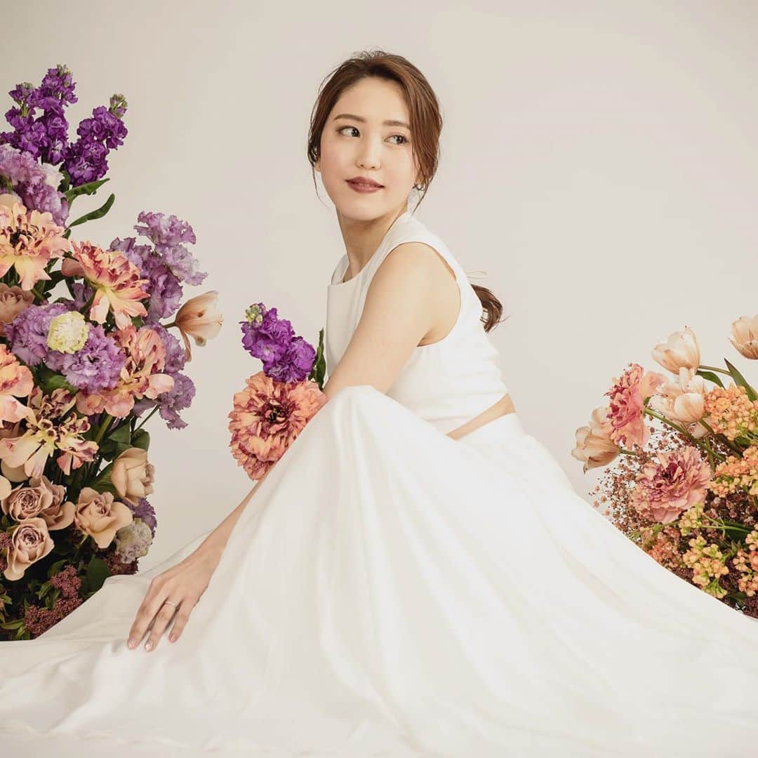 SWITCH SHOOTING PHOTO MAISONのインスタグラム：「💐FLOWERS💐 . .  . . 表参道 @switch.omotesando﻿ 大阪 @switch.umeda ﻿ 横浜 @switch.yokohama﻿ 札幌 @switch.sapporo﻿ 鹿児島 @switch.kagoshima﻿ 品川 @switch.shinagawa﻿ . #switch表参道#switchomotesando #前撮り#後撮り#ウェディングフォト#フォトウェディング#フォトスタジオ #ブライダルフォト#結婚写真#結婚式前撮り#プレ花嫁﻿#花嫁準備﻿#ブライダルヘア#ウェディングヘア#おしゃれ花嫁#ドレス試着#結婚式#日本中のプレ花嫁さんと繋がりたい#ウェディングドレス#カラードレス#タキシード#和装前撮り#色打掛#白無垢#韓国フォトウェディング#関東花嫁﻿#東京花嫁」
