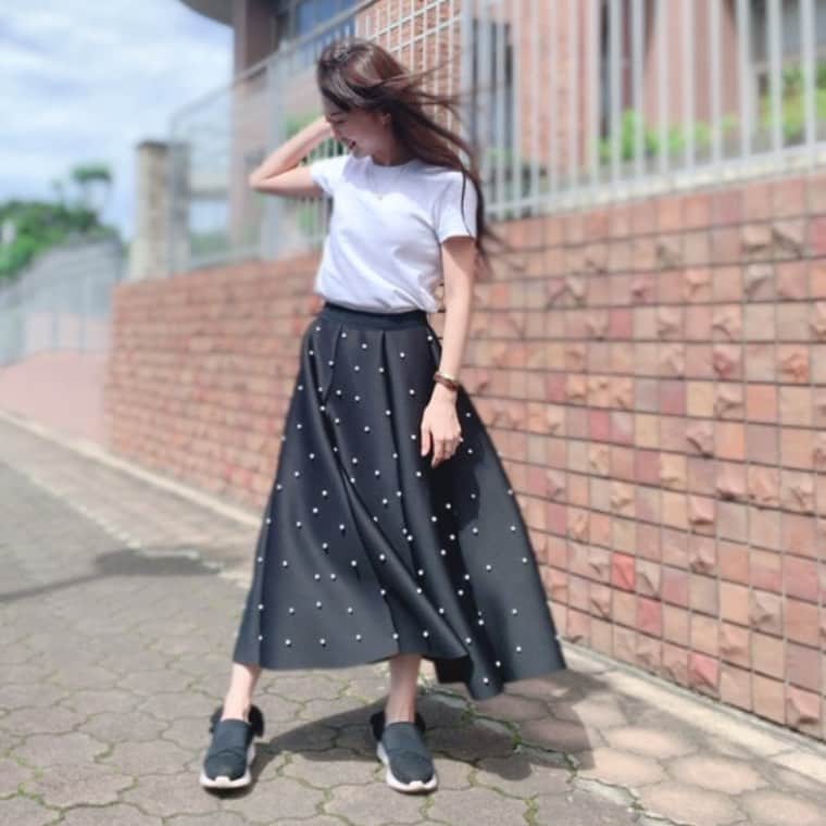 原田あかねさんのインスタグラム写真 - (原田あかねInstagram)「✩*॰ 風がつっよい🍃 . Tシャツ #uniqlo #ユニジョ #ユニクロ  skirt #glamorousgarden #グラマラスガーデン shoes #randa #ランダ . #グラガコーデ#tシャツコーデ #夏コーデ#ママコーデ#スニーカー女子 #スニーカーコーデ」7月28日 8時29分 - akane.hrd