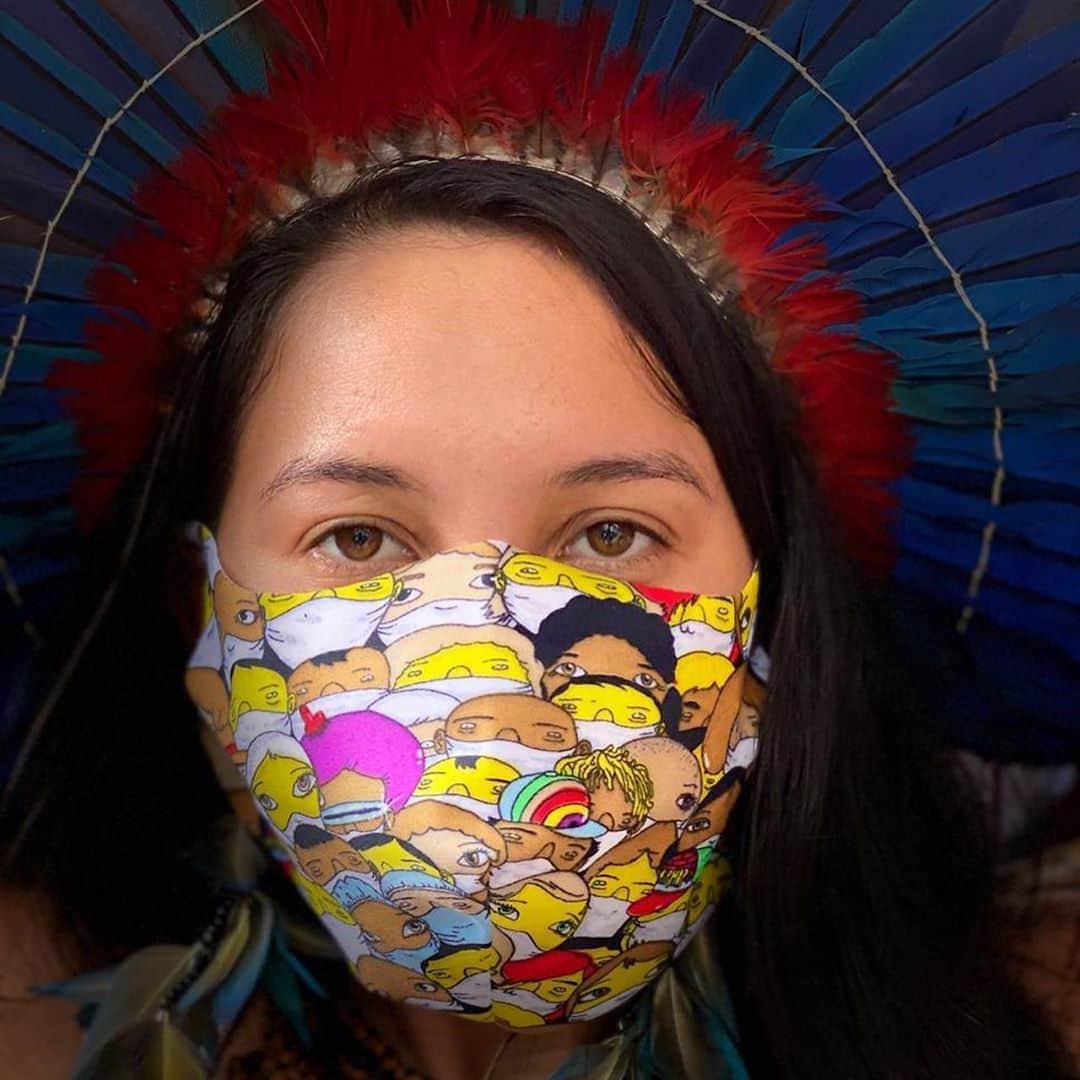osgemeosのインスタグラム：「MÁSCARAS PARA PROTEÇÃO  UNIDOS CONTRA COVID 19 / 2020.  Projeto criado por #osgemeos, máscaras produzidas por:  @rossettextil projeto 100% social.    Apoio: @pinacotecasp  Primeira etapa do projeto entregue.  Parceiros: FAM  @fundacaoalmerindamalaquias Comunidade Sobrado, Associação das Mulheres Sateré Mawé @amism_sateremawe , Centro de Medicina Indígena BAHSERIKOWI @centrodemedicinaindigena , Mirante do Gavião @mirantedogaviao @caxiri_amazonia e Ruy Tone. Seguimos o projeto na região Norte do Brasil em parceria com várias frentes, entre elas a EDS (Expedicionários da Saúde) e União Amazônia Viva  DISTRIBUIÇÃO GRATUITA, projeto de ação social de apoio a pessoas em situação de vulnerabilidade.  Mais de 100 mil máscaras !! #usemascara  A ação está sendo realizada com os devidos cuidados ao combate da COVID-19. 👉🏼 VENDA PROIBIDA DAS MÁSCARAS Todos os direitos reservados.  🌱🌱🌱🌱🌱🌱🌱 Masks for protection agains Covid-19, 👉🏼NOT FOR SALE. This is a social project for people in vulnerable situations🙏🏻  #indigenas #amazonia #comunidades #covid19 #2020」