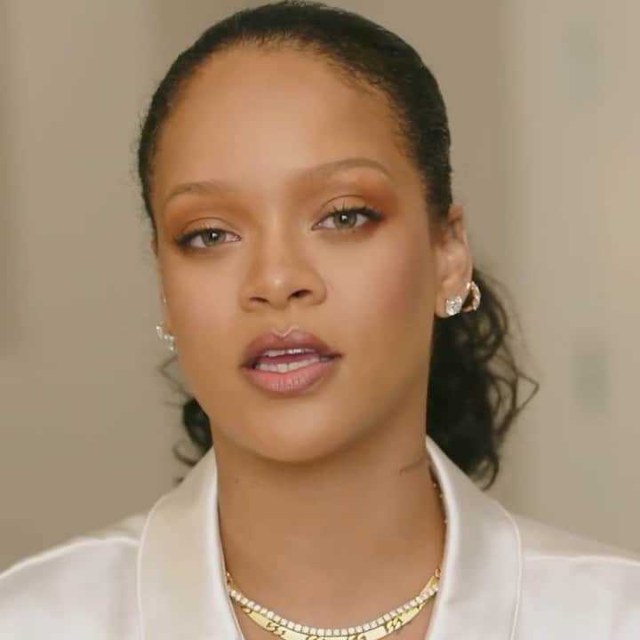 リアーナのインスタグラム：「my skincare journey has been quite complex...some parts of my face are oily, some are dry, fatigue from travel, plus I have super sensitive skin, and chile now being in my 30s?!! making @fentyskin was a challenge to cover all bases and thinking of the many skin types that are out there! But y’all know I love a good challenge 💪🏿🧖🏿‍♀️ ...check it out on youtube.com/fentyskin」