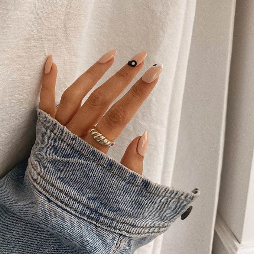 ブルーライフのインスタグラム：「It’s all in the details ✨ nail inspo via @laurencrowe88 #shopplanetblue」