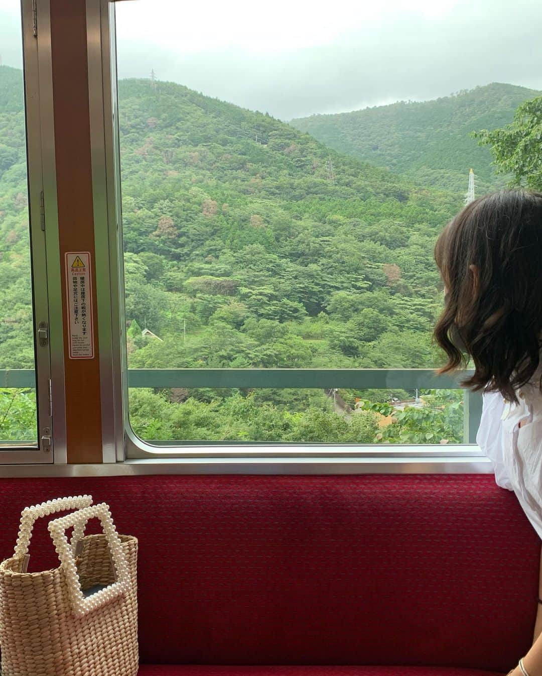 田中悦子さんのインスタグラム写真 - (田中悦子Instagram)「いつも車移動ですが、 たまには電車🚃もいいなと思ったプチ旅行だった…⠀ ⠀ さ、5連休も終わり今日からげんじつに😅⠀ ⠀ もうすぐ梅雨明けかな。⠀ ⠀ 短い夏になるねぇ…⠀ ⠀  #箱根 #箱根登山鉄道 #母娘 #白コーデ #zara #カゴバッグ」7月28日 8時52分 - etsuko.reborn25