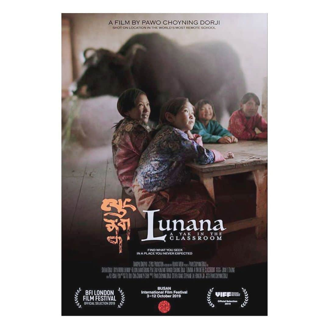 田中千絵さんのインスタグラム写真 - (田中千絵Instagram)「とても素晴らしいブータン映画 『Lunana: A Yak in the Classroom』 に出会いました。  こういう映画を観ると、 "心の幸せは、決して物質の豊かさとは比例しない" ということが、いつもいつも胸に刻まれます。 そして、そのことを すぐに忘れてしまうのが 先進国にいる我々の悲しいところ。  映画の中に出てくる子供たちの 純粋でキラキラした瞳は、 いま抱えている悩みや 嫌なこととか すべてを洗い流してくれそうな、 そんな力強い瞳の輝きをしていました。  だから 何かに生き詰まった時は、 思い切ってこういう場所に行ってみるのも 一つの方法かなと。 今の時期は、そう簡単に出来ないことですが、 ブータンは、いつか、必ず 行ってみようと思っています🇧🇹  おはようございます。 今日もみなさん どうぞ素敵な一日を( ´▽` )ﾉ . I saw an amazing Bhutanese film  called “Lunana:A Yak in the Classroom”  a few days ago. It touched me. . 我也去看了《不丹是教室》。 每次看到這樣的電影時總會想說， ‘心裡的幸福和豐富的物質是不成比例的‘， 但是住在發達國家的我們， 常常會忘記這件事情⋯ 覺得這是蠻悲傷的事。  在劇中出現的小朋友們， 他們的眼睛都非常閃亮， 感覺好像可以讓我們擁有的煩惱或厭世的事 都能忘掉的一種力量在。  我在想， 當我們遇見想放棄所有的一切時， 可以鼓起勇氣地去這種地方⋯ 也許也是一種方法吧。 雖然現在沒辦法出國旅行， 但未來的有一天，我一定會去不丹的🇧🇹  早安大家。 祝福大家開心快樂，一切順心( ´▽` )ﾉ . . . #台湾で上映中の映画2020 #lunana #不丹是教室  #ブータン映画 #不丹電影 #bhutanesefilms  #ブータン #不丹 #bhutan  #映画 #電影 #films  #台北と東京の生活  #中国語」7月28日 8時54分 - chietanaka817