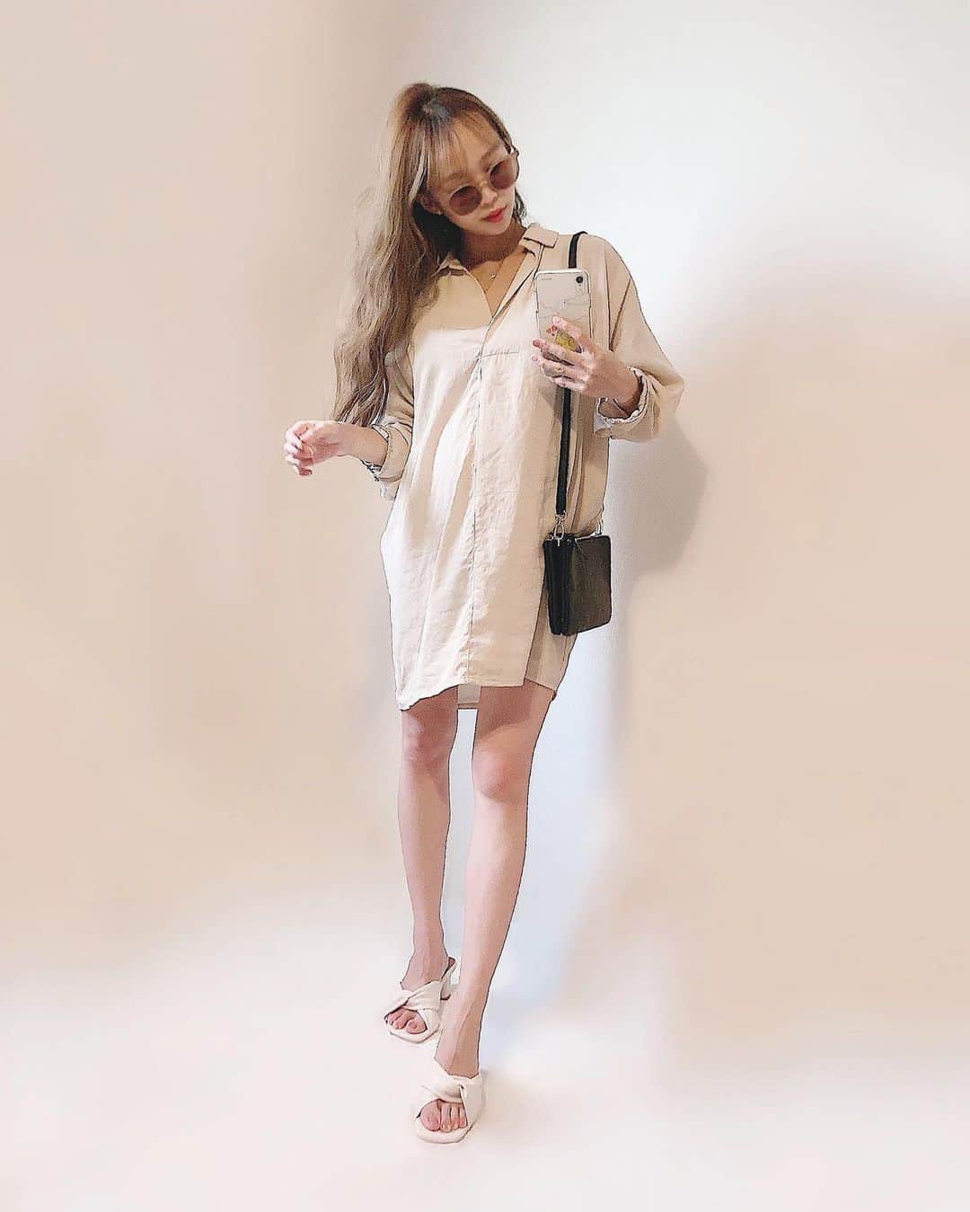 さっぴちゃんのインスタグラム：「... ⑅ 𝐶𝑜𝑑𝑒 ... ... . 妊娠中の物でございます🤰♡ そしてシャツワンピは本当は1枚で着たいけど、 レギンスかスニキー合わせにします( ˘ ³˘)👖 . 出産して退院して1週間ぴったりの今日👶🏼🖤 明日お家に帰ることにしたので、今日は 母の美味しいご飯を食べまくろうと思う🍽 . 実家に居た1週間は、母がお仕事休んでくれて 父もリモートだったり休みがあったり、 連休があったりでほとんど家にずっと居たから、 久しぶりに過ごせた時間はとても楽しかった♡ . 家事や食事、まだ乳地獄で(笑)あかりを抱っこ すると激痛で厳しかったときのあかりの相手、 他にも沢山のサポートのおかげで、わたしの身体の 回復もかなり早くて😭本当に感謝でいっぱい！ . たくちゃんとあかりと息子とらんまると なるべく早く一緒に過ごしたかったから、 そうできるのも両親のおかげでしかない😭♡ . 子育てしてても、両親だったりたくちゃんの ご家族だったり周りの人達がいてくれるから わたしは年中楽しく生きていられるんだなぁ。 . . ………………………………(♡)……………………………… .」