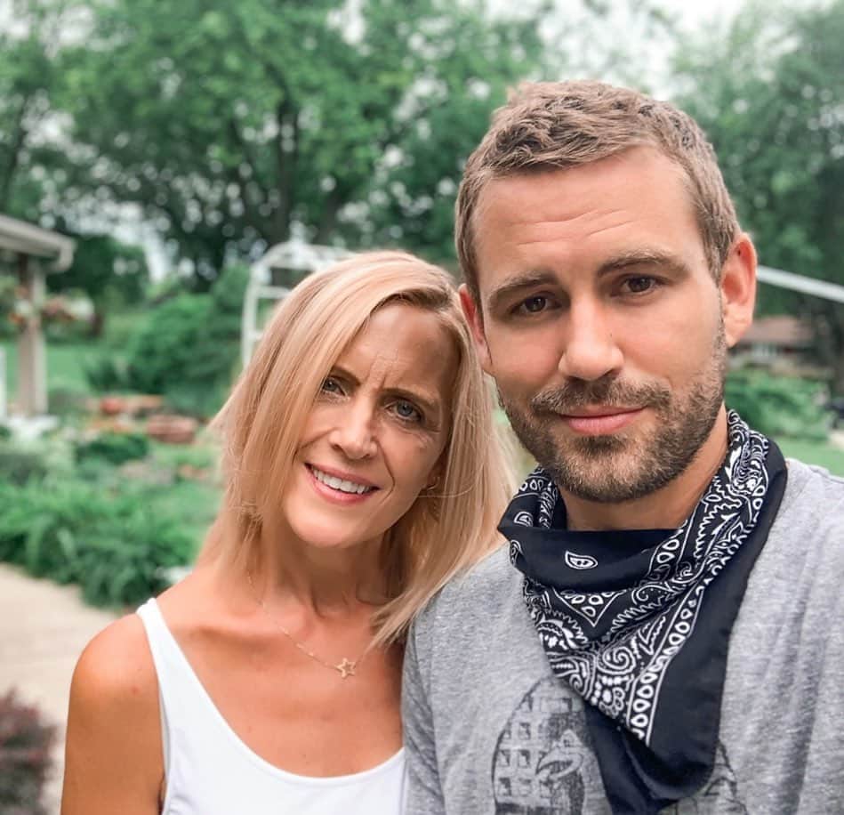 ニック・ビオールのインスタグラム：「I know it’s sometimes hard to believe we can survive 2020, but after 61 years and raising 11 kids my mom still looks like this. So anything is possible.」