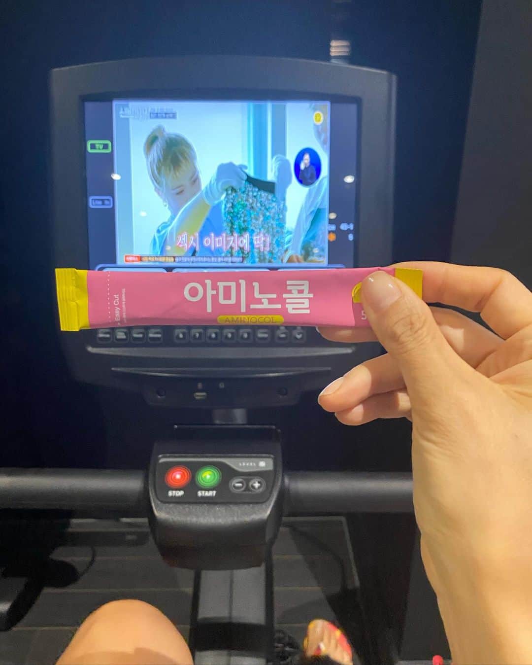 アン・ソニョンさんのインスタグラム写真 - (アン・ソニョンInstagram)「#바로모닝👶🏻  . . . 역시 애나 어른이나 잠을 잘자야 활력이 넘치죠 ㅋㅋㅋ 어제 모처럼 친구들이랑 서울숲서 2시간을 뛰어놀고선 귀가길에 잠들어 저녁도 안먹고 아침까지 쭈욱 통잠😍 . . . 덕분에 아침밥 신나서 먹는거보니 #애미뿌듯☺️ ,  요즘 #인서타광고의노예  가 된 #서쿠르지 씨가 왠갖 씨잘데기 없는 템들을 나몰래 사대는데, 요 토스터기는 쓸만한듯요🤣 . . . 아빠가 구워준 좀 조합이 이상했지만 맛은 갠츈했던 #달갈복숭아토스트🍞🍑🍳 까지 맛나게 먹고 #멋진포즈💪🏻 로 사진찍어주고 (유니폼 입고 가라니까 안된대... 요즘 반에 좋아하는 여자애 생겨서 맨날 옷 지가 골라요.... 주황색 입으면 주아👧🏻가 멋지다고 할 것 같다며... 오늘은 저걸 입고 가네요.... #아들애미의비애🤦🏻‍♀️) 각자 하루스타트👍 . . . #급부산여행 서 득템한 2kg빼기하려고 땀복입고 #분노의페달질 하고 출근합니다💦💦 . . . #먹을땐좋았지😔  #빼려니죽을맛🤦🏻‍♀️ . . . . 자 오늘도 모두 화이팅이요🙋🏻‍♀️❤️」7月28日 9時00分 - anney_an_love