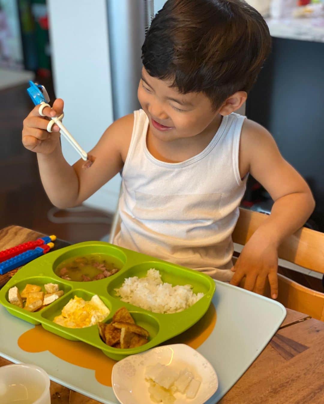 アン・ソニョンさんのインスタグラム写真 - (アン・ソニョンInstagram)「#바로모닝👶🏻  . . . 역시 애나 어른이나 잠을 잘자야 활력이 넘치죠 ㅋㅋㅋ 어제 모처럼 친구들이랑 서울숲서 2시간을 뛰어놀고선 귀가길에 잠들어 저녁도 안먹고 아침까지 쭈욱 통잠😍 . . . 덕분에 아침밥 신나서 먹는거보니 #애미뿌듯☺️ ,  요즘 #인서타광고의노예  가 된 #서쿠르지 씨가 왠갖 씨잘데기 없는 템들을 나몰래 사대는데, 요 토스터기는 쓸만한듯요🤣 . . . 아빠가 구워준 좀 조합이 이상했지만 맛은 갠츈했던 #달갈복숭아토스트🍞🍑🍳 까지 맛나게 먹고 #멋진포즈💪🏻 로 사진찍어주고 (유니폼 입고 가라니까 안된대... 요즘 반에 좋아하는 여자애 생겨서 맨날 옷 지가 골라요.... 주황색 입으면 주아👧🏻가 멋지다고 할 것 같다며... 오늘은 저걸 입고 가네요.... #아들애미의비애🤦🏻‍♀️) 각자 하루스타트👍 . . . #급부산여행 서 득템한 2kg빼기하려고 땀복입고 #분노의페달질 하고 출근합니다💦💦 . . . #먹을땐좋았지😔  #빼려니죽을맛🤦🏻‍♀️ . . . . 자 오늘도 모두 화이팅이요🙋🏻‍♀️❤️」7月28日 9時00分 - anney_an_love