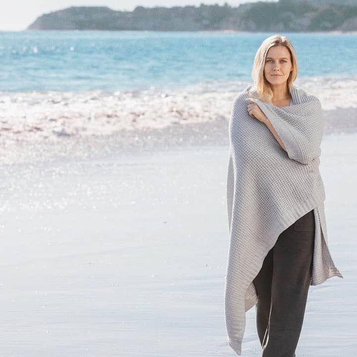 のインスタグラム：「Chill summer featuring our Waffle Throw Blanket... Link in bio #barefootdreams」