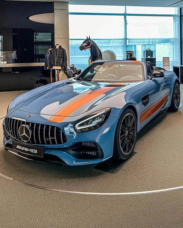 Kik:SoLeimanRTさんのインスタグラム写真 - (Kik:SoLeimanRTInstagram)「@mr.benz63 REVEAL.  A few of you guessed it right yesterday: this is the AMG GTC Roadster which is showcased at the Center of Excellence right now ☝🏼 How do you guys like this color combination? 🤔 ___________________________ Mercedes AMG GTC Cabriolet supported by Mercedes Benz Center of Excellence」7月28日 9時12分 - carinstagram