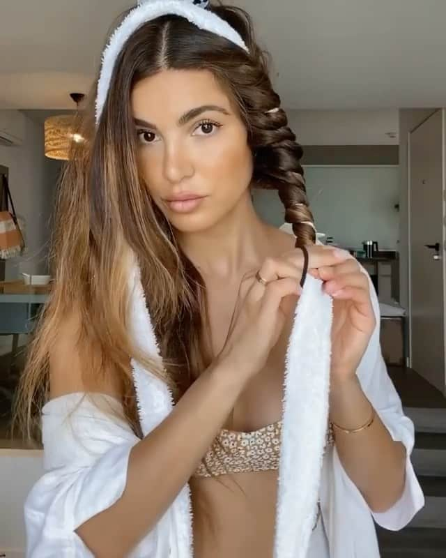 TheCraftyNinjaのインスタグラム：「Heatless bathrobe curls. What do you think? 🥰 from @negin_mirsalehi #hacksforlife #hacksforgirls #hacks」