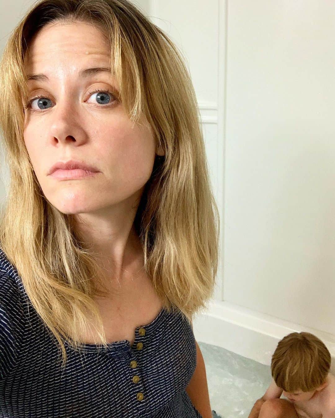 クレア・コフィーのインスタグラム：「Excited to have made it to that part of quarantine when you let your 5-year-old give you a haircut!! #fullsurrender」