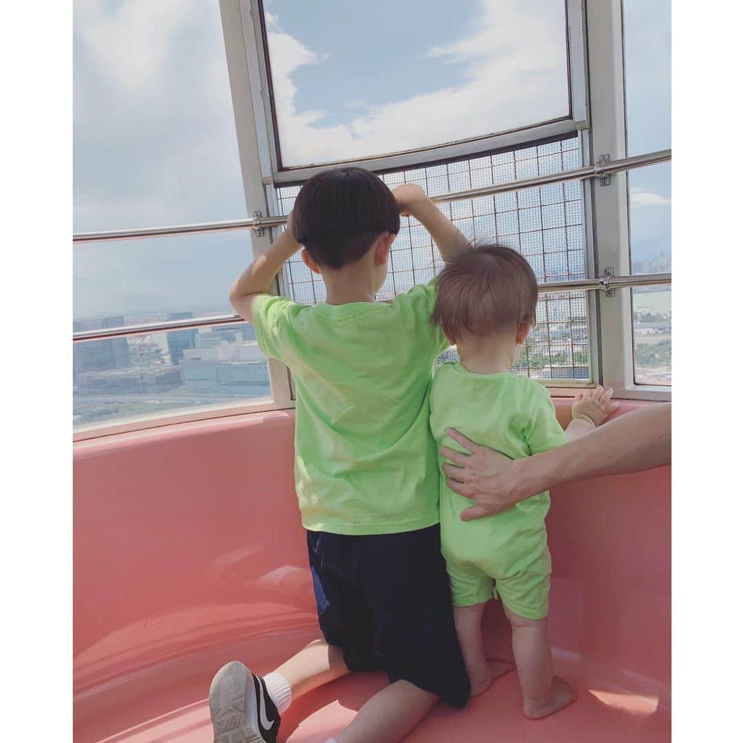 高見まなみのインスタグラム：「ドライブがてら、お台場の観覧車に乗った日。  タイミングよく天気もたいちゃんの機嫌もよかった。  リフレッシュになった、16分間🎡」