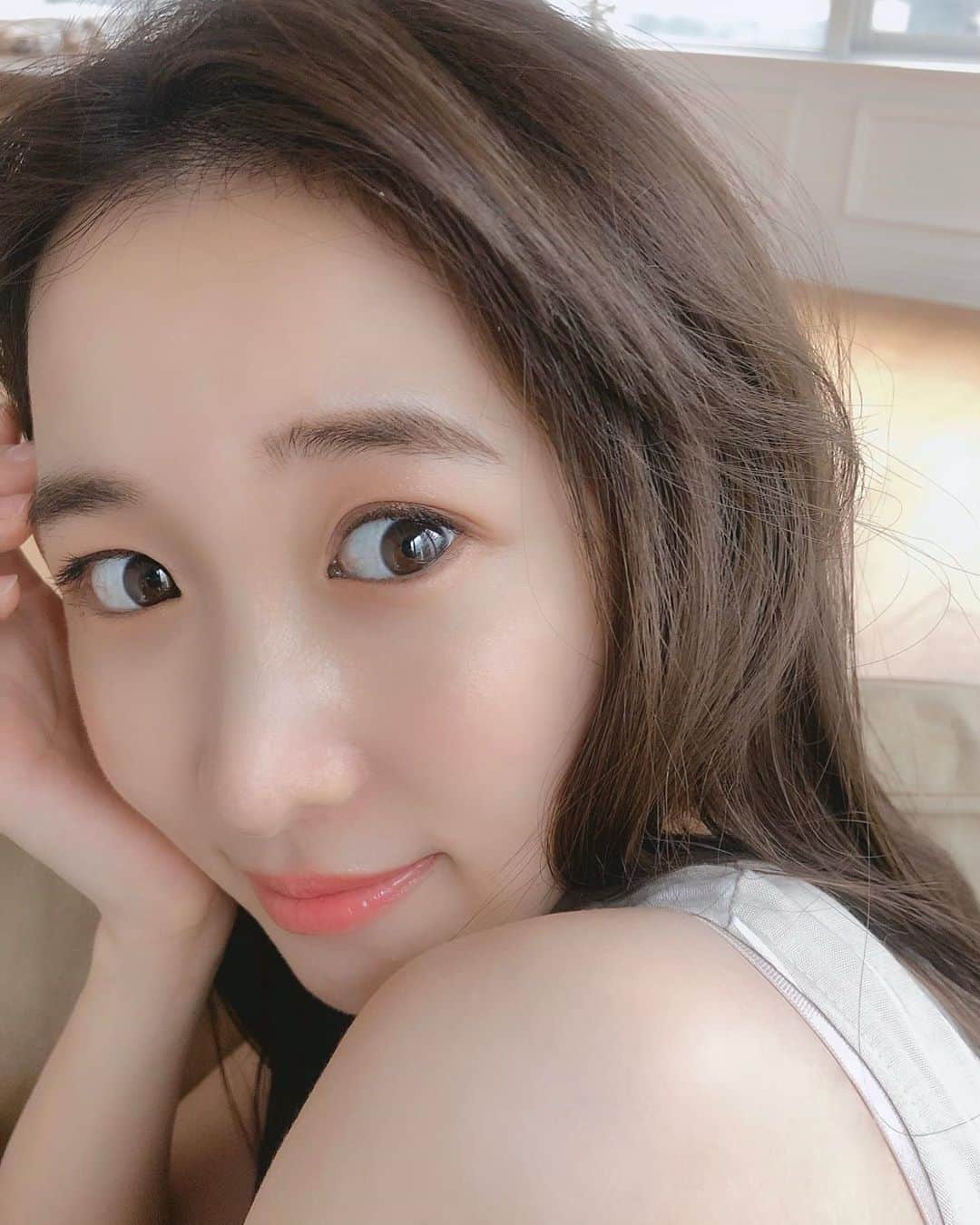 吉田友利恵のインスタグラム：「おはよ👀 目頭のホクロ？は生まれつきです🤤 このみさんが超超超寄りで撮ってくれた写真🤳」