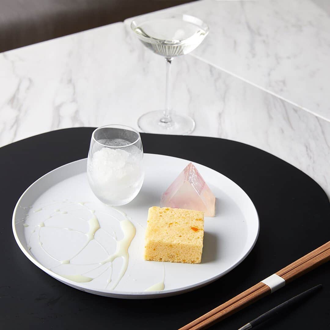 SHISEIDO THE GINZAさんのインスタグラム写真 - (SHISEIDO THE GINZAInstagram)「【花の季～ダマスクローズの錦玉羹/タロッコオレンジの浮島とフレッシュミントソルベ 日本酒付き～】  当店4F SHISEIDO THE TABLESでは、季節を5つに分けておもてなしをしています。  7月16日（木）からの「花の季」には、和菓子と日本酒のマリアージュで新しい食の文化を伝えるお二人、和菓子薫風のつくださちこさんの香り豊かな和菓子と、それに合わせた、いまでやの白土暁子さん選りすぐりの日本酒をご用意しました。  東京・世田谷の宍戸園さんが無化学肥料無農薬で育てているダマスクローズを寒天の中に閉じ込めた錦玉羹。 天然の薔薇の香りの柔らかさと食感が楽しめます。 また、愛媛県岩城島産のタロッコオレンジの浮島は、ピールを噛みしめた時の苦みが魅力。 フレッシュミントのソルベの爽やかさが、薔薇やオレンジの香りを引き立てます。  今回のお菓子3種に合わせた日本酒は、京都・松本酒造 澤屋まつもとの「守破離 五百万石」。 甘みを抑えた軽やかな味わいがお菓子によく合います。 はじめにバラの香りが口の中に広がり、その後日本酒の余韻の苦味と浮島部分のオレンジピールの苦味が全体を引き締め、最後にはオレンジの香りを感じることができます。  ※ノンアルコールをご希望のかたには、紅茶をご提供いたします。  #shiseidothestore #shiseidothetables #和菓子 #甘いもの #japanesesweets #和菓子薫風 #つくださちこ #宍戸園 #ダマスクローズ #錦玉 #バラ #タロッコオレンジ #浮島 #ミント #ソルベ #日本酒 #いまでや #白土暁子 #松本酒造 #澤屋まつもと #守破離五百万石 #カフェ #cafe #銀座カフェ #銀座 #tokyoginza #期間限定」7月28日 9時40分 - shiseidothestore