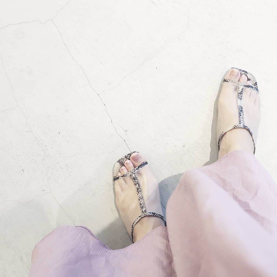 Eri Satoさんのインスタグラム写真 - (Eri SatoInstagram)「@outletshoes_official の シアーサンダル · 今季いちばん履いてる～☺ ヒールちょっとあるけど それを感じさせない履きやすさ！ · パイソン柄だけどハード過ぎないところもお気に入り💛 · #outletshoes_life #アウトレットシューズ#楽天 #fashion#ootd#outfit#code#coordinate#ママコーデ#locari#ママファッション#カジュアル#お洒落さんと繋がりたい#靴#はきやすい#歩きやすい#シューズ#足元#大人女子#大人カジュアル#シューズ#🇯🇵」7月28日 9時36分 - satoeri626