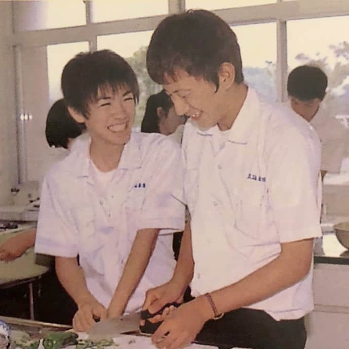 野口和弘のインスタグラム：「友達から送られてきた高3の時の写真。ガリガリやしピーマン切るのが楽しかった模様。 . #高3 #17歳 #思い出」